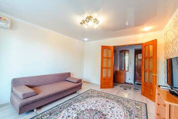 Фото Апартаменты Apartments on Revolyutsiya 3room г. Уральск 4